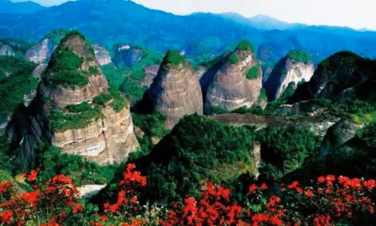 赤みがかった山肌の色彩の美しさが特徴！中国南部広東省にある丹霞山(羅さん特別編)